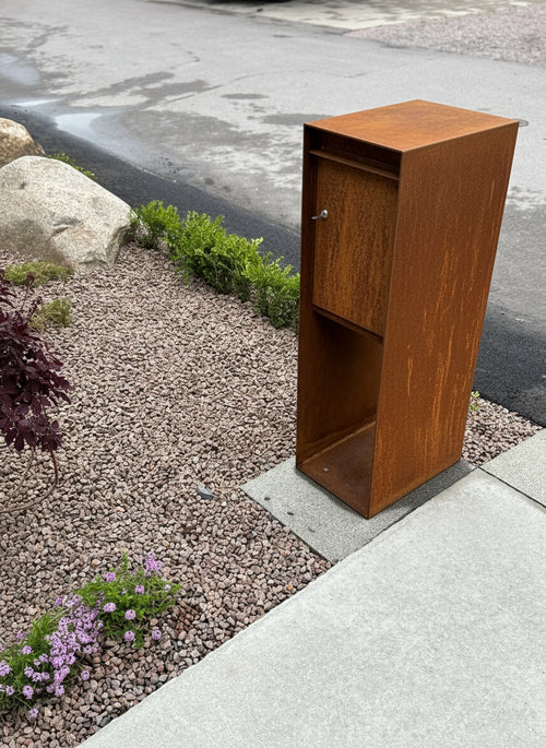 Brevlåda i 4 mm cortenstål med låsbar lucka